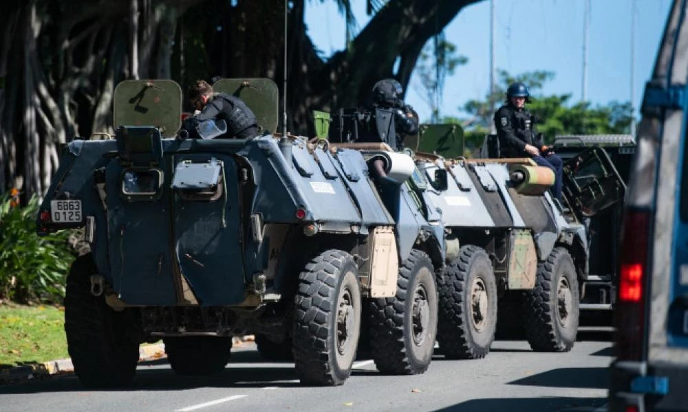 Εικόνες όπως μετά τον πόλεμο στη Νέα Καληδονία! Άρματα μάχης στους δρόμους, 600 στρατιώτες στάλθηκαν να ξεμπλοκάρουν τον δρόμο προς το αεροδρόμιο